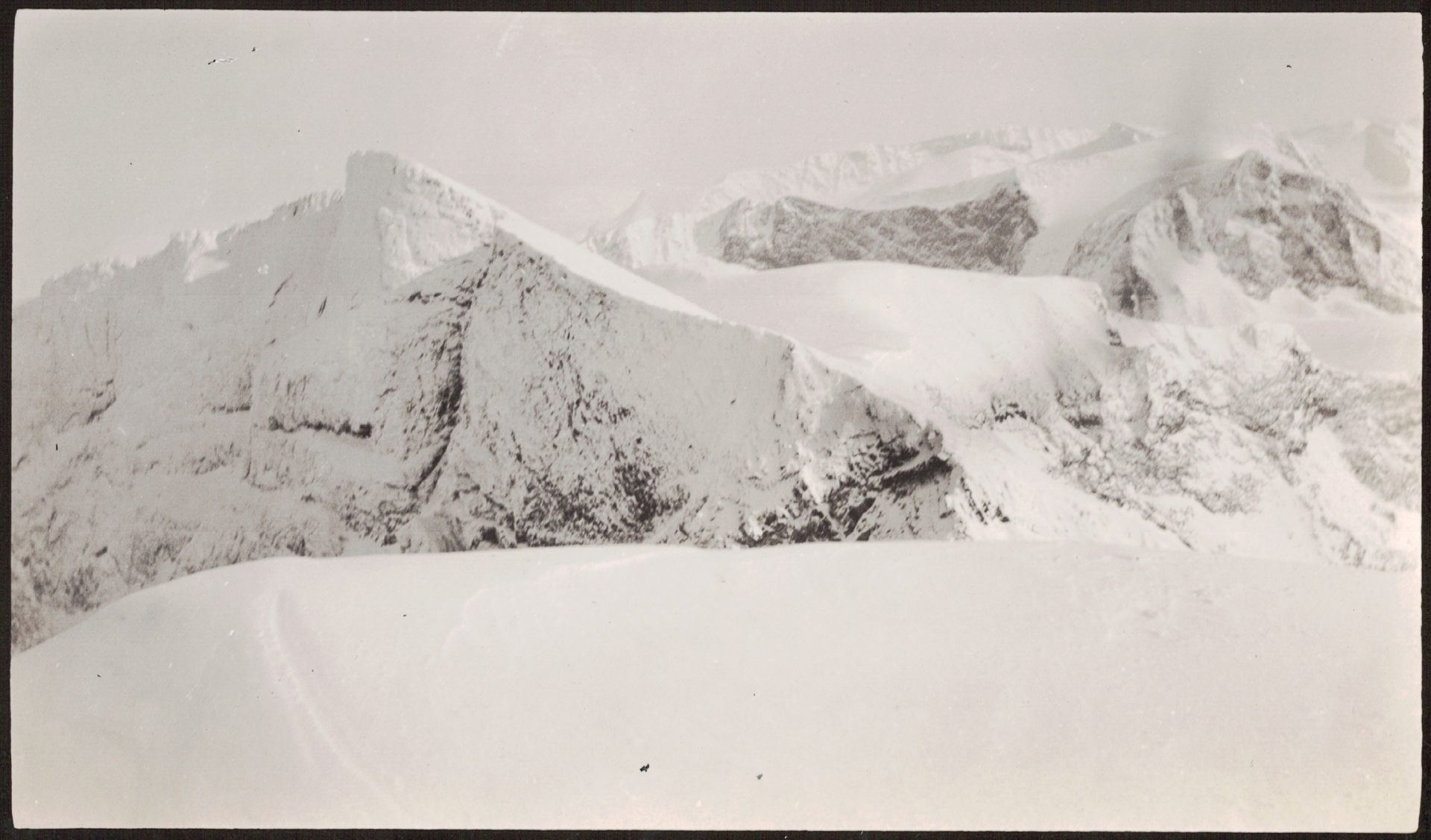 Utsikt från Sydtoppskammen över Buchtkammen mot Perikpakte den 13/4 1922.